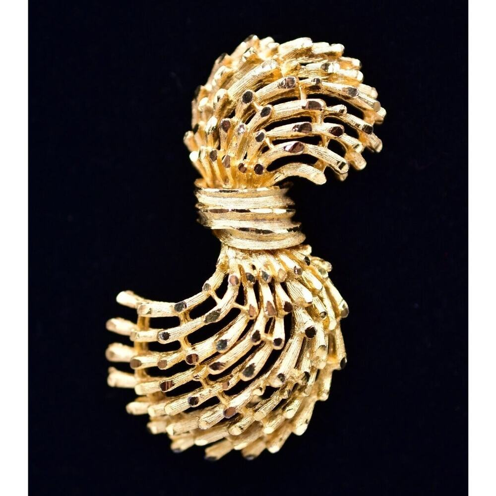 BSK Vintage Bow Pin Brooch Gold Tone Abstract 3D Metallic Shiny Signed 70s BinF